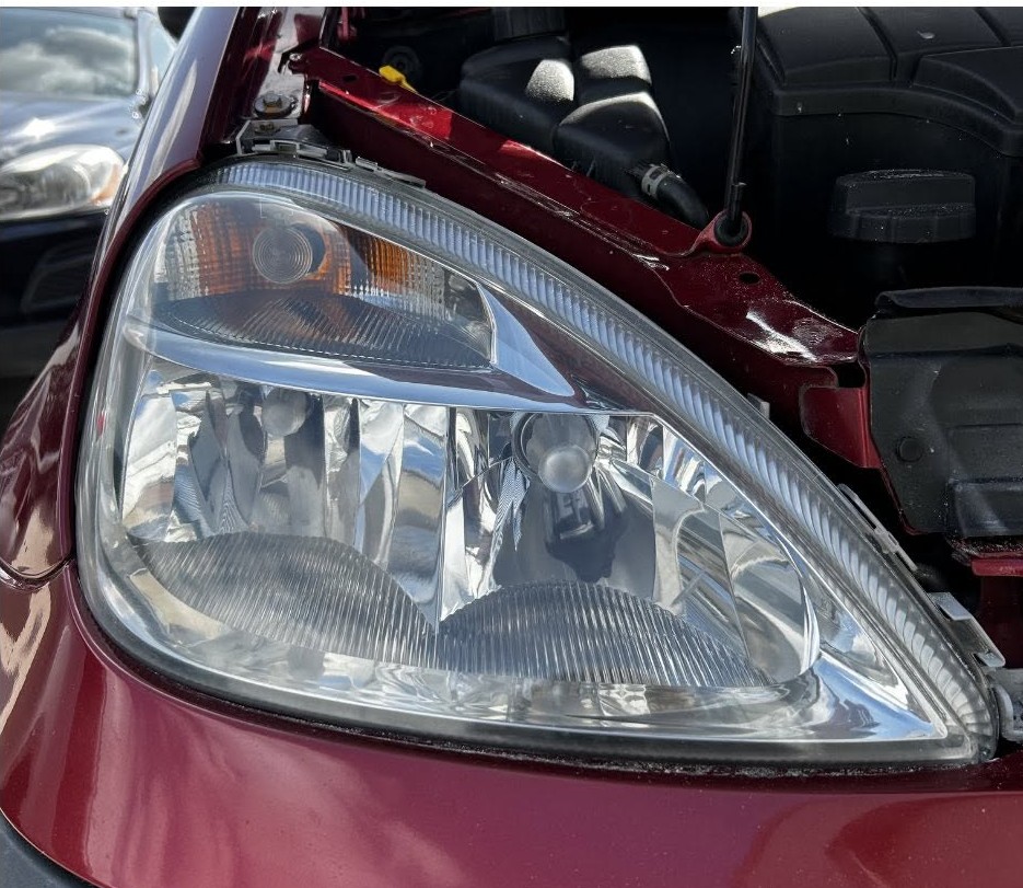 Automobilio žibintų poliravimas prieš ir po — po