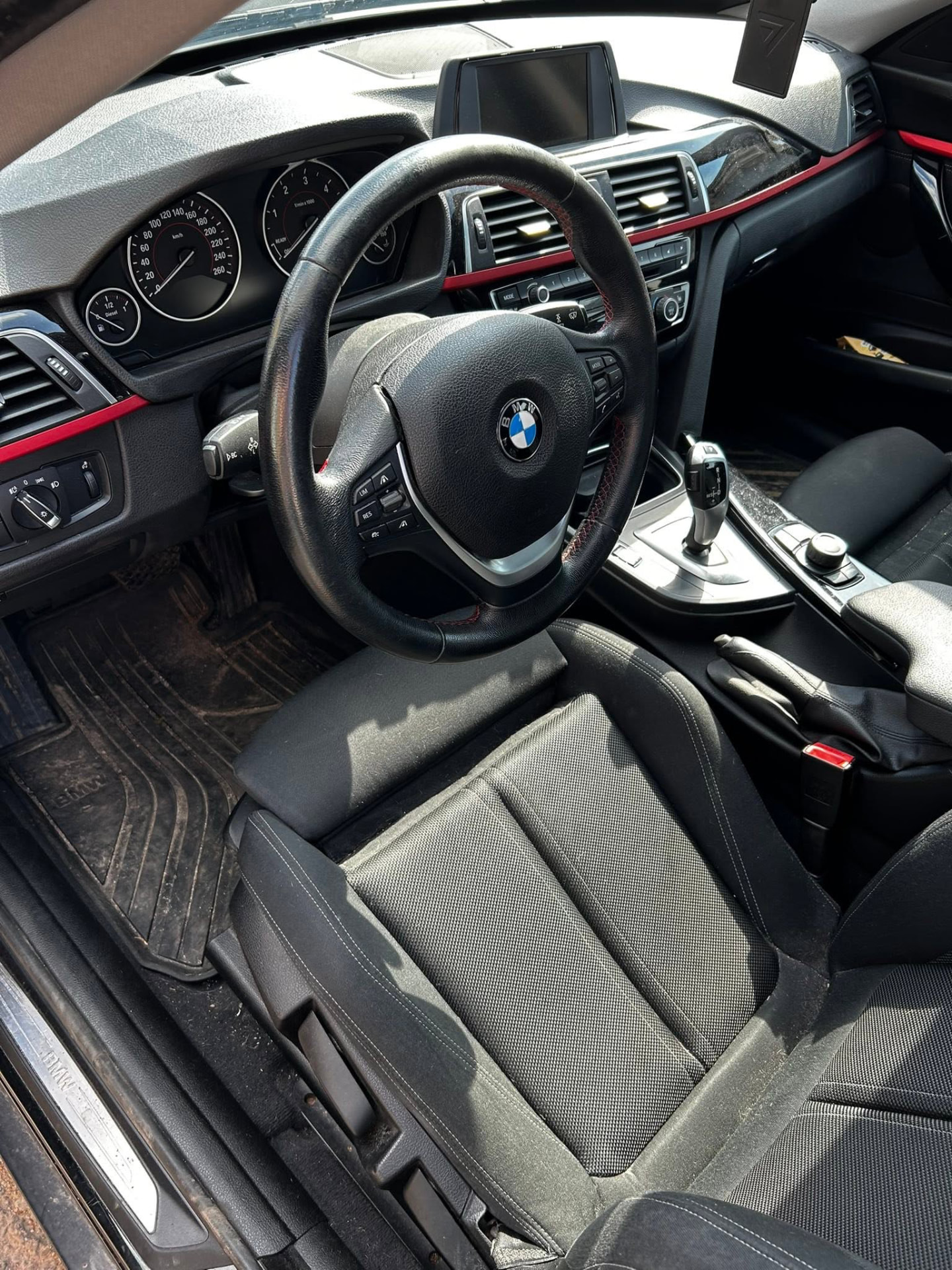 BMW salono valymas prieš ir po — prieš