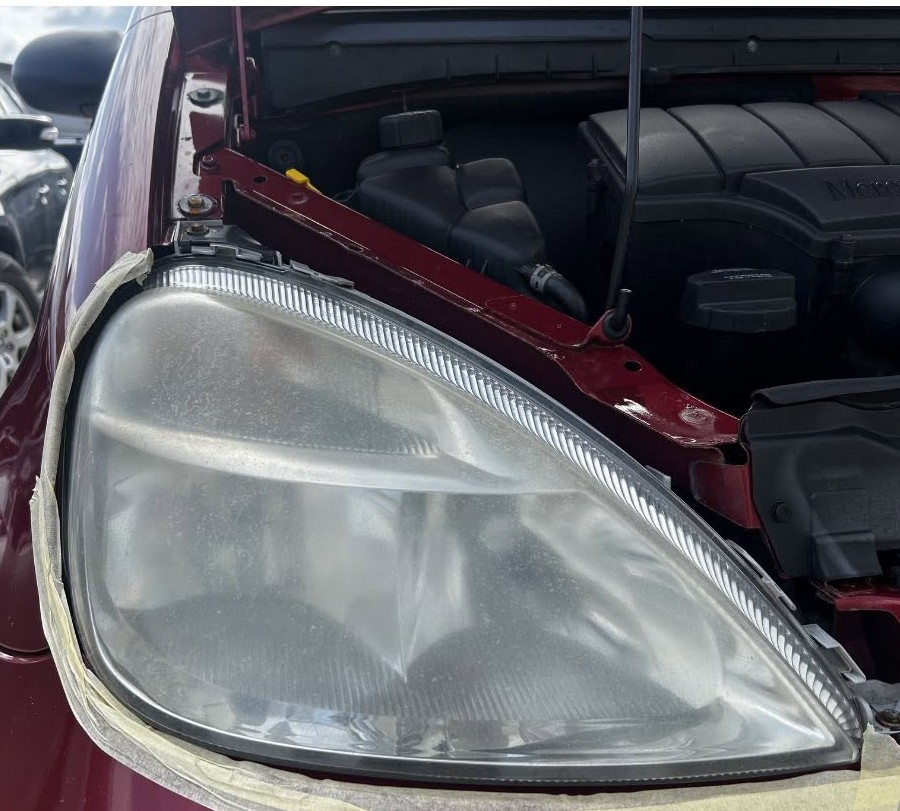 Automobilio žibintų poliravimas prieš ir po — prieš